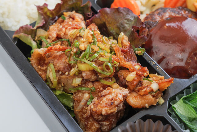 牛タンハンバーグ×ステーキふぅふぅ-油淋鶏＆牛タンハンバーグ弁当