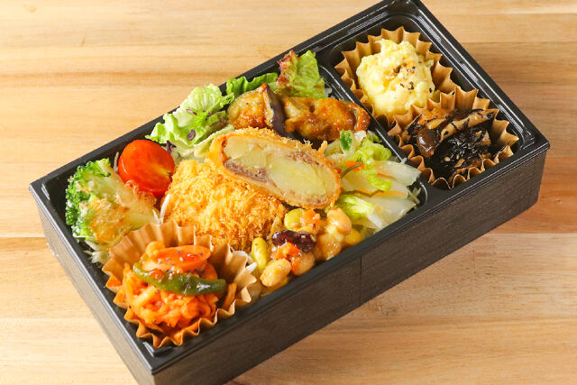 コロッケグランプリ1位に輝いた楽万コロッケ 彩り弁当