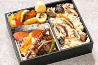 やま半-A5等級黒毛和牛弁当 カルビ＆鮭塩焼き