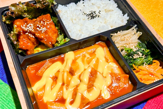 チーズトッポギとヤンニョムチキン弁当