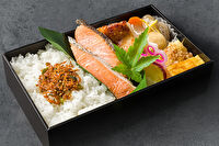 魚匠 正（まさ）（お弁当）-塩鮭と鶏塩麹焼きの幕の内御膳