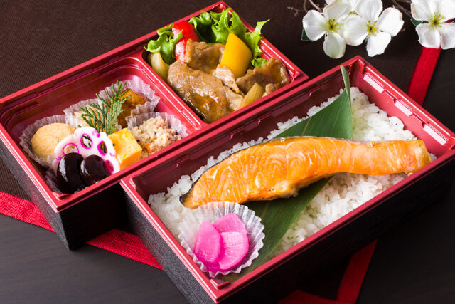 魚匠 正（まさ）（お弁当）-鮭塩焼きと焼肉の二段御膳