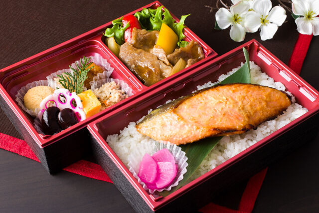 魚匠 正（まさ）（お弁当）-特製銀鮭西京焼きと焼肉の二段御膳