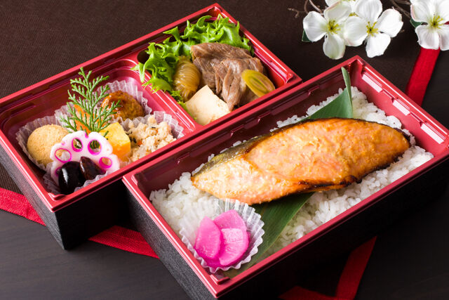 魚匠 正（まさ）（お弁当）-特製銀鮭西京焼きとすき焼きの二段御膳