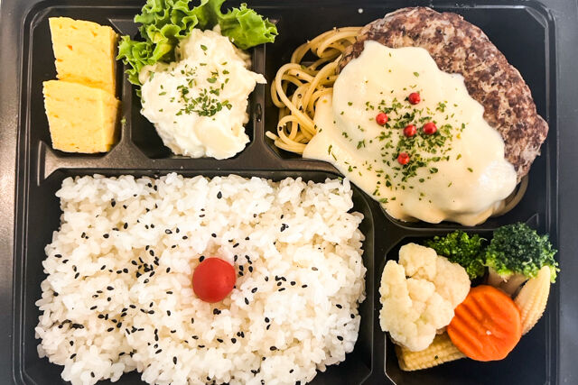 Restaurant おむりん-山形県産牛肉ハンバーグ弁当（ホワイトソース）