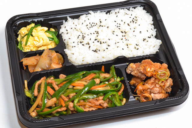 青山一品-青椒肉絲、油淋鶏とニラ玉子弁当