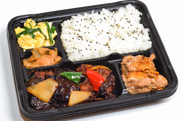 青山一品-麻婆茄子、油淋鶏とニラ玉子弁当