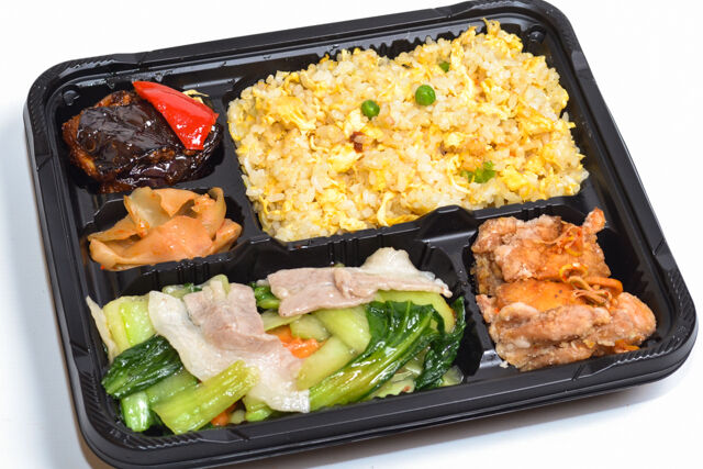 青山一品-野菜肉炒め、麻婆茄子と油淋鶏炒飯弁当