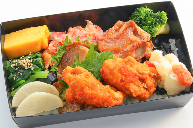 鶏もも肉田舎風鶏唐揚げと三元豚生姜焼きの海苔弁当