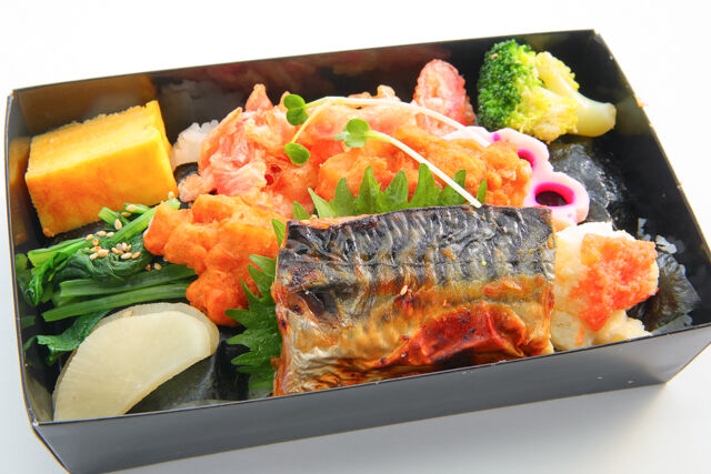 海苔弁あかね-鶏もも田舎風唐揚げとノルウェー産鯖西京焼きの海苔弁当