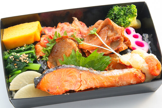 三元豚生姜焼きと銀鮭の海苔弁当