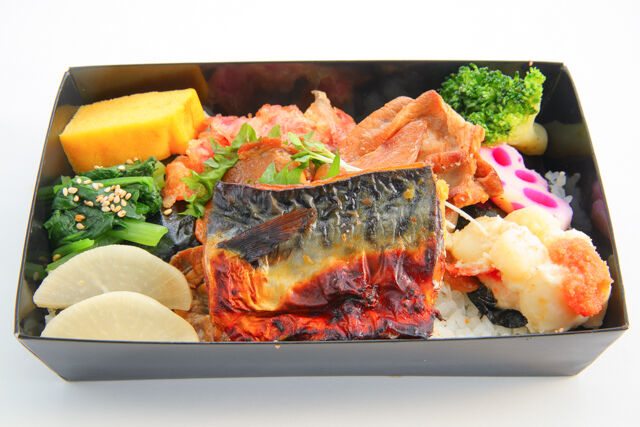海苔弁あかね-三元豚生姜焼きとノルウェー産鯖西京焼きの海苔弁当