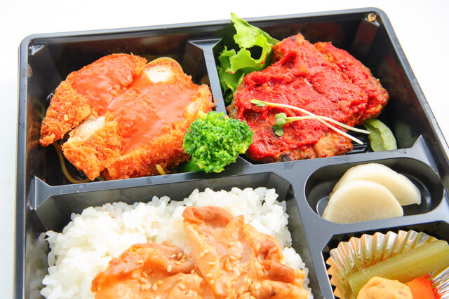 弁当工房あかね堂-鶏ももチキンカツと基本のトマトソースハンバーグの豚バラ照焼き重