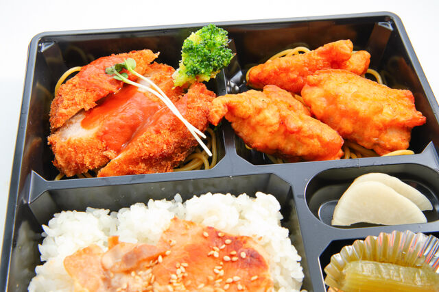 弁当工房あかね堂-豚ロースとんかつと田舎風鶏唐揚げの豚バラ照焼き重