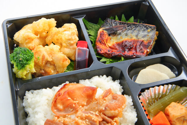 弁当工房あかね堂-藻塩仕込の鶏天とノルウエー鯖西京焼きの豚バラ照焼き重
