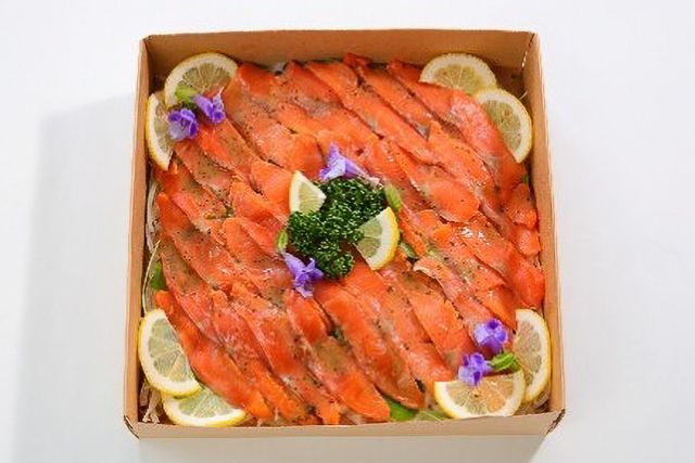 PortaFelice-スモークサーモンのカルパッチョ バジルオイルソース