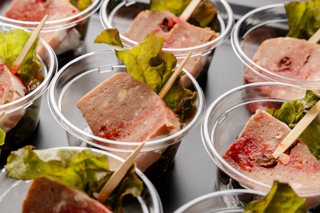 ミートローフのベリーソース添え