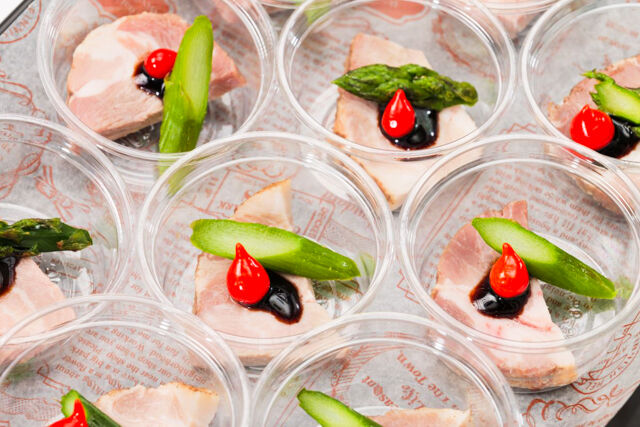 ローストポークとアスパラガスのバルサミコソース