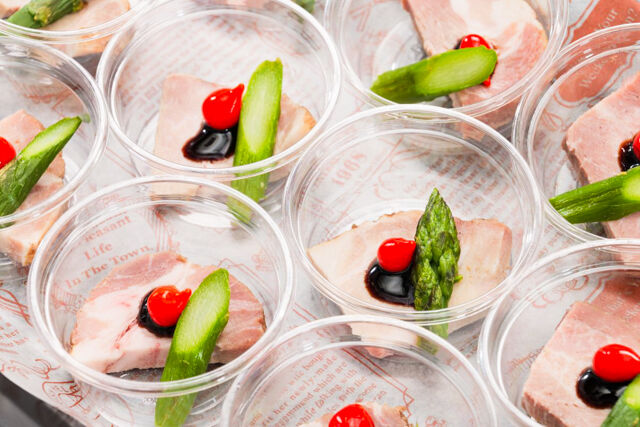 ローストポークとアスパラガスのバルサミコソース