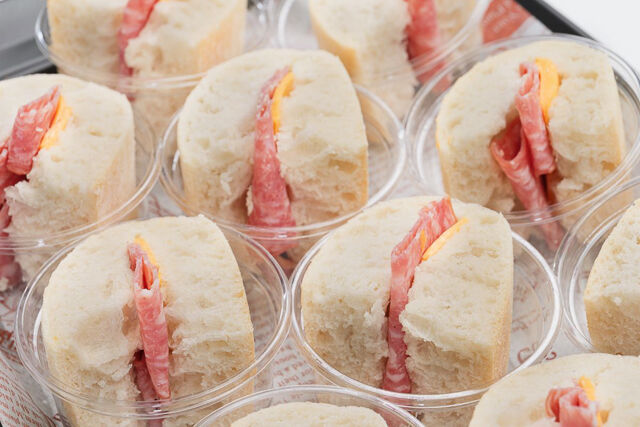 サラミとレッドチェダーチーズのチャバタサンド