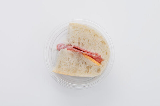 サラミとレッドチェダーチーズのチャバタサンド