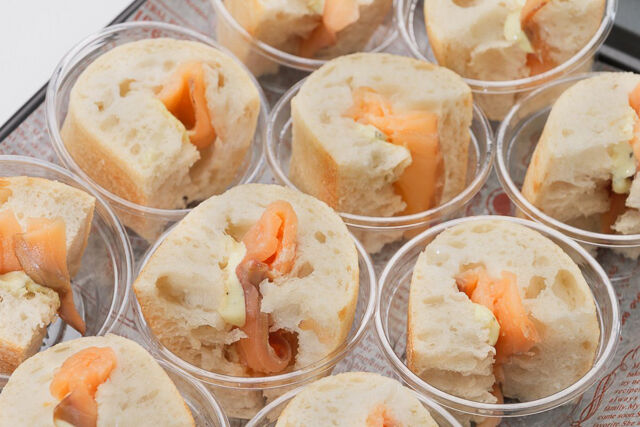 スモークサーモンとバジルソースのチャバタサンド