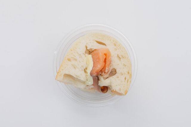 スモークサーモンとバジルソースのチャバタサンド