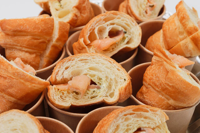 クロワッサンサンド〜スモークサーモンとバジルソース〜