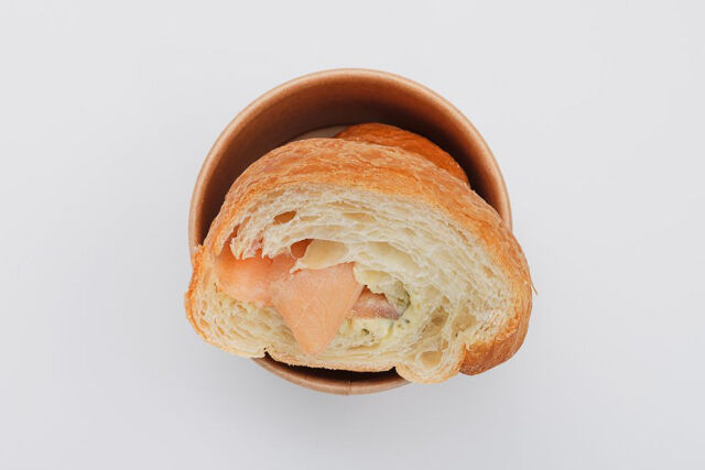 クロワッサンサンド〜スモークサーモンとバジルソース〜