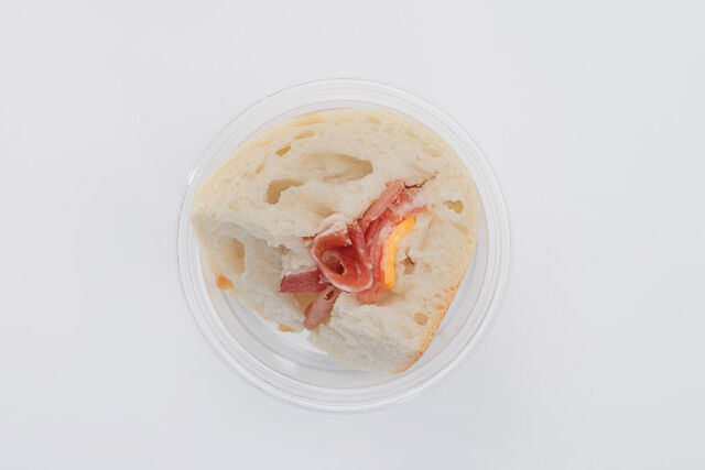 スペイン産生ハム「ハモンセラーノ」とレッドチェダーチーズのチャバタサンド