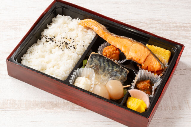 おもてなし幕の内 サバの味噌煮と鮭