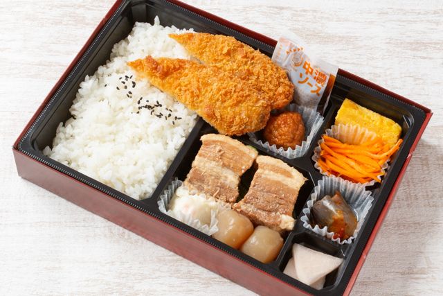 おもてなし幕の内 豚の角煮と白身フライ