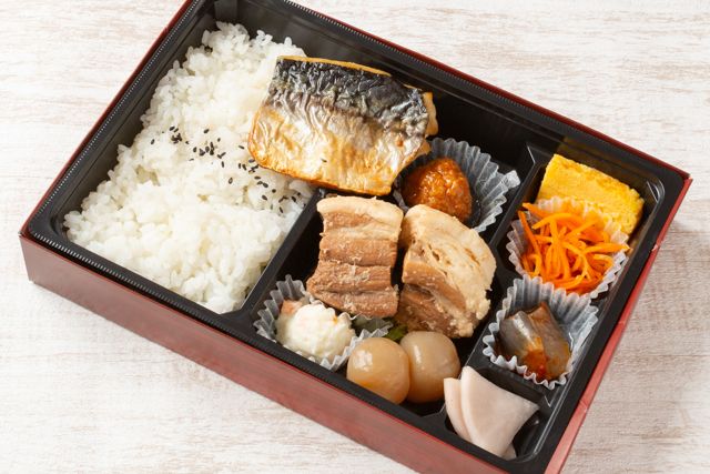 おもてなし亭-おもてなし幕の内 豚の角煮とさば塩焼き