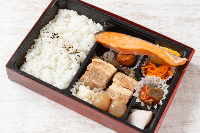 おもてなし幕の内 豚の角煮と鮭