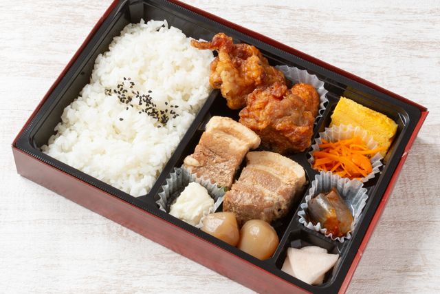 おもてなし幕の内 豚の角煮と唐揚げ