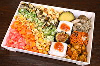 FOOD HOLIDAY-【お茶付き】国産鶏と5種のオリジナルデリ入りレインボーブッタボウル