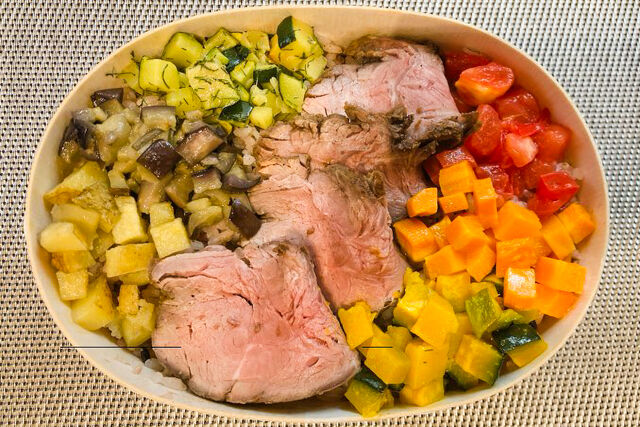 FOOD HOLIDAY-【グラスフェッドビーフを使ったローストビーフ入り】レインボーブッダボウル