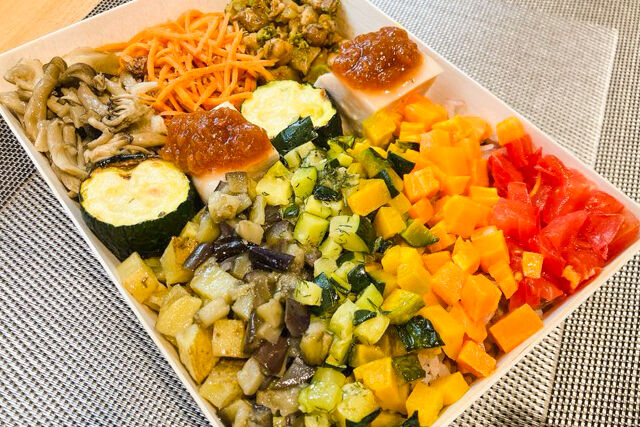 FOOD HOLIDAY-【お茶付き】国産鶏と5種のオリジナルデリ入りレインボーブッタボウル