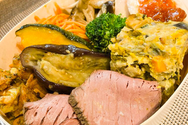 FOOD HOLIDAY-【お茶付き】ローストビーフと国産鶏の2段オリジナルデリとレインボーブッタボウル