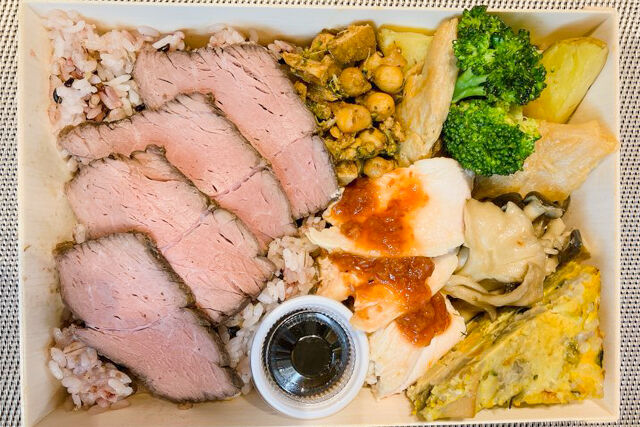 FOOD HOLIDAY-【お茶付き】グラスフェッドビーフを使ったローストビーフの筋肉弁当