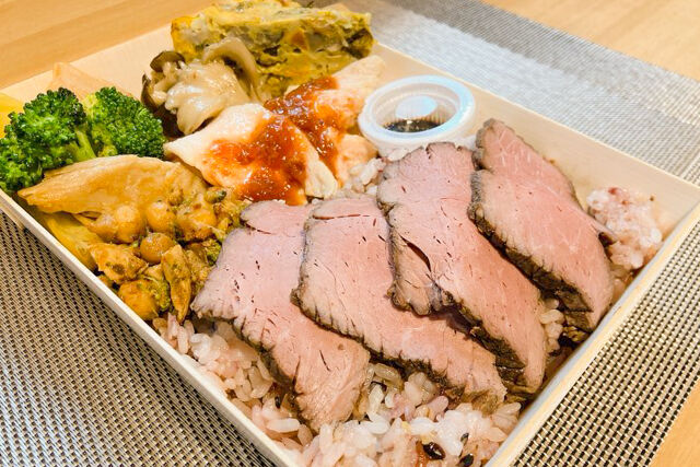 FOOD HOLIDAY-【お茶付き】グラスフェッドビーフを使ったローストビーフの筋肉弁当
