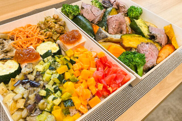 FOOD HOLIDAY-【お茶付き】ローストビーフと国産鶏の豪華2段オリジナルデリとレインボーブッタボウル