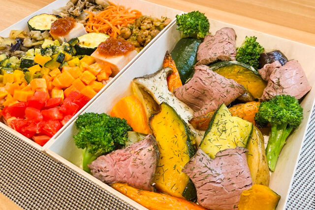 FOOD HOLIDAY-【お茶付き】ローストビーフと国産鶏の豪華2段オリジナルデリとレインボーブッタボウル