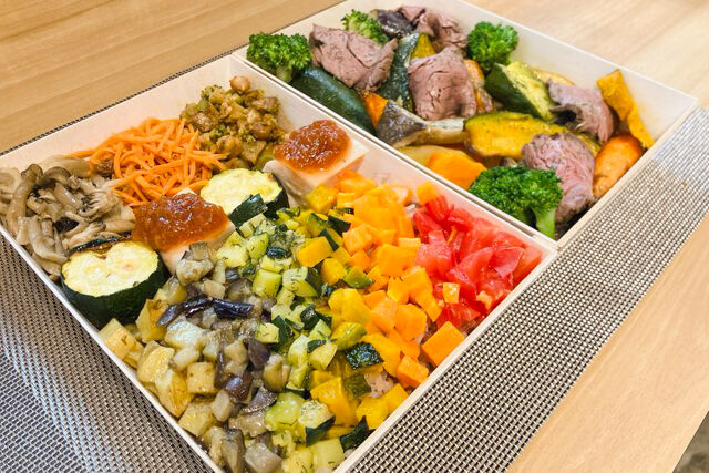 FOOD HOLIDAY-【お茶付き】ローストビーフと国産鶏の豪華2段オリジナルデリとレインボーブッタボウル