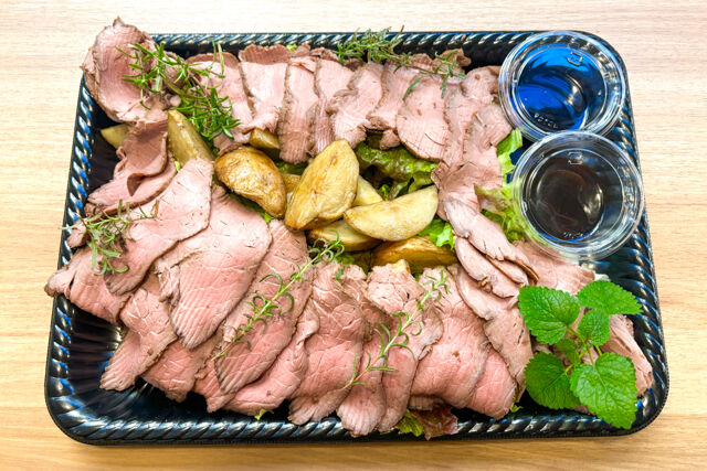 FOOD HOLIDAY（オードブル）-自家製スパイスとグラスフェッドビーフのスパイシーローストビーフ〜バルサミコ醤油ソース〜
