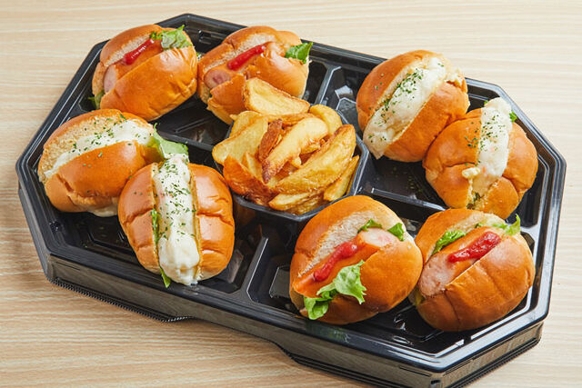 サラダイスTOKYO（オードブル）-ロールサンドオードブル（ホットドッグ4個・ポテトサラダ4個）