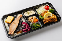 お米屋の弁当俵屋-【お米の俵屋】鮭と自家製唐揚げのり弁当タルタルソース付き