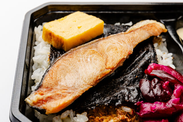 お米屋の弁当俵屋-【お米の俵屋】鮭と自家製唐揚げのり弁当タルタルソース付き