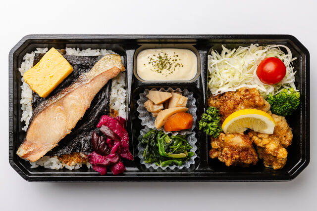お米屋の弁当俵屋-【お米の俵屋】鮭と自家製唐揚げのり弁当タルタルソース付き