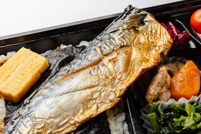 お米屋の弁当俵屋-【お米の俵屋】鯖と唐揚げの自家製海苔弁当